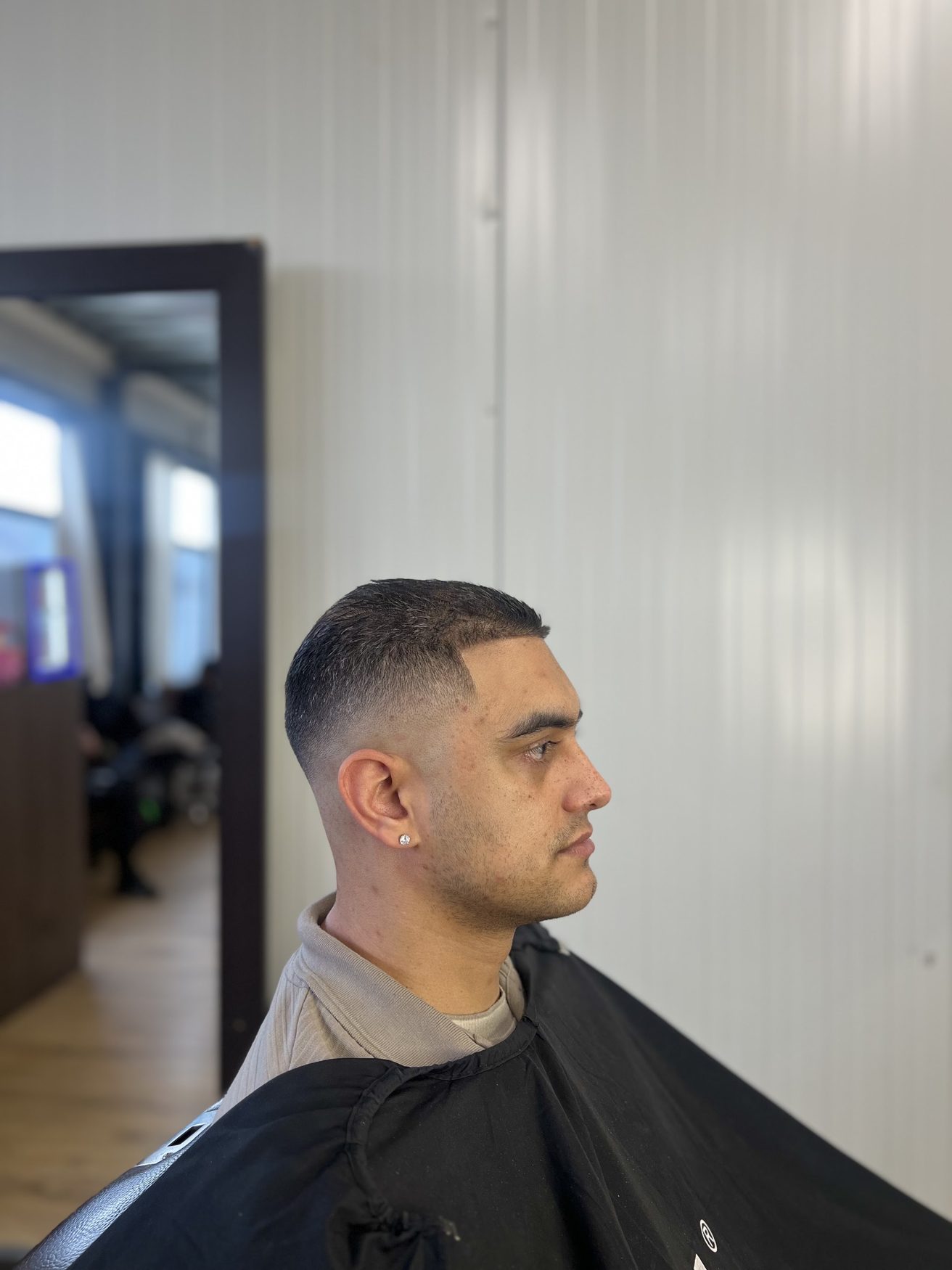 Korte fade, van opzij gezien in de zaak